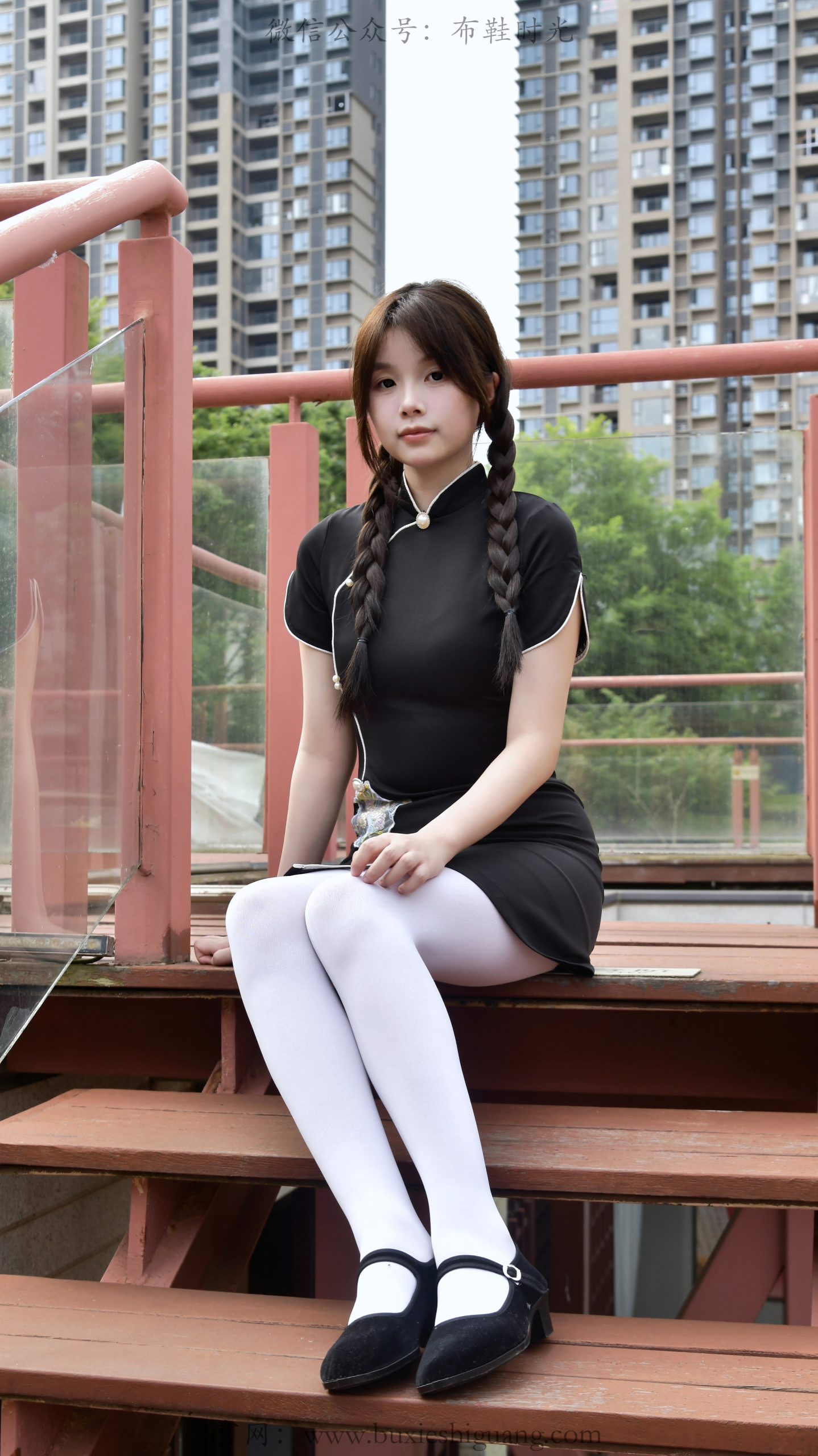 346/兔兔~【墨韵清妍】黑旗袍衬清雅，白袜轻履藏东方温婉。