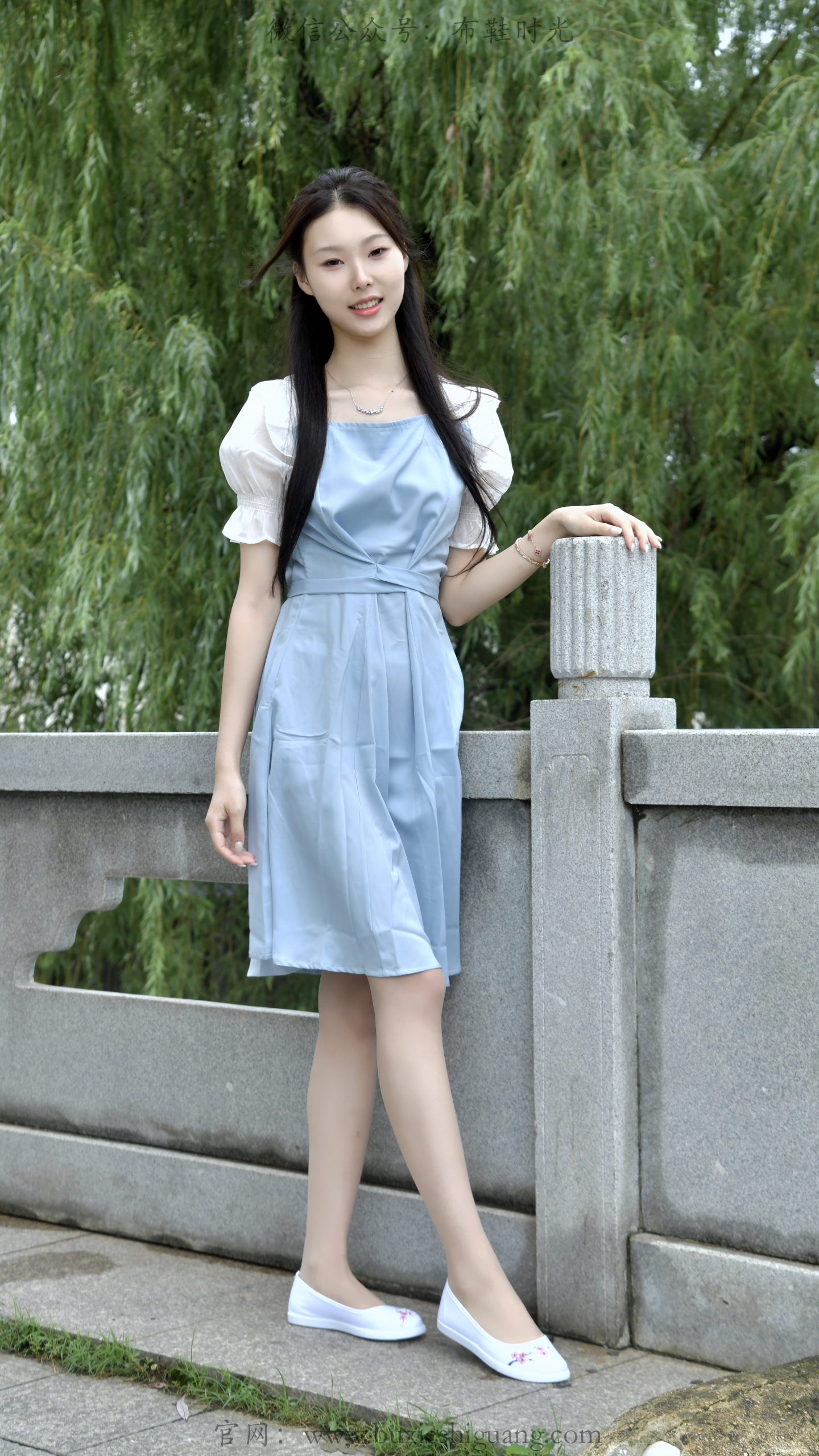 362/青子~【浅夏清欢】碧水垂柳衬淡蓝裙，悠然姿态邂逅夏日光景。