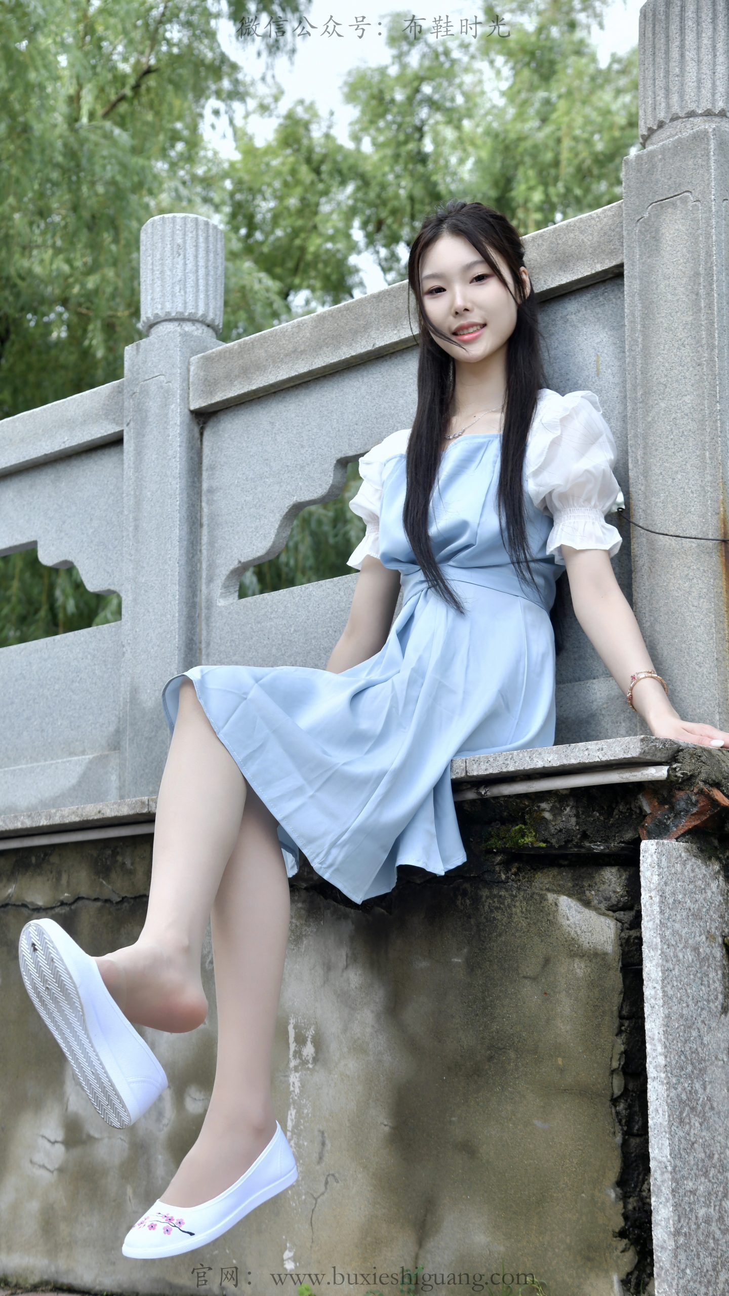 362/青子~【浅夏清欢】碧水垂柳衬淡蓝裙，悠然姿态邂逅夏日光景。