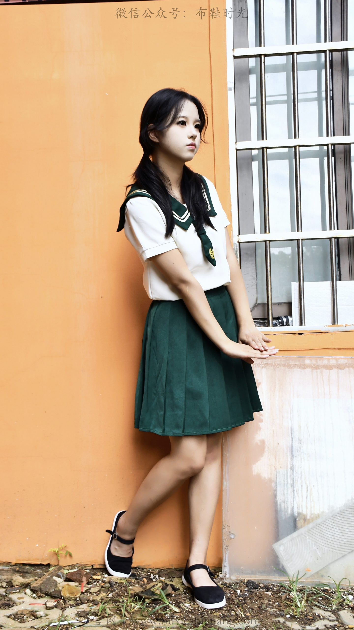 376/小鱼~【橙巷夏序】 暖橙老墙缠绕藤蔓，水手服写满夏日心事。