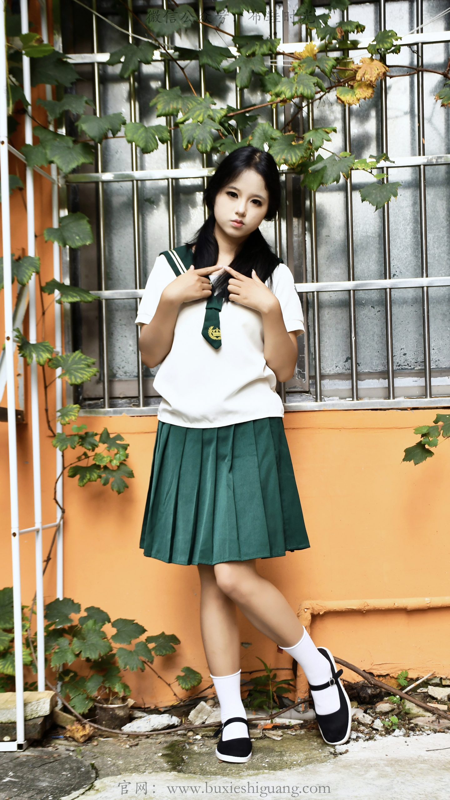 376/小鱼~【橙巷夏序】 暖橙老墙缠绕藤蔓，水手服写满夏日心事。