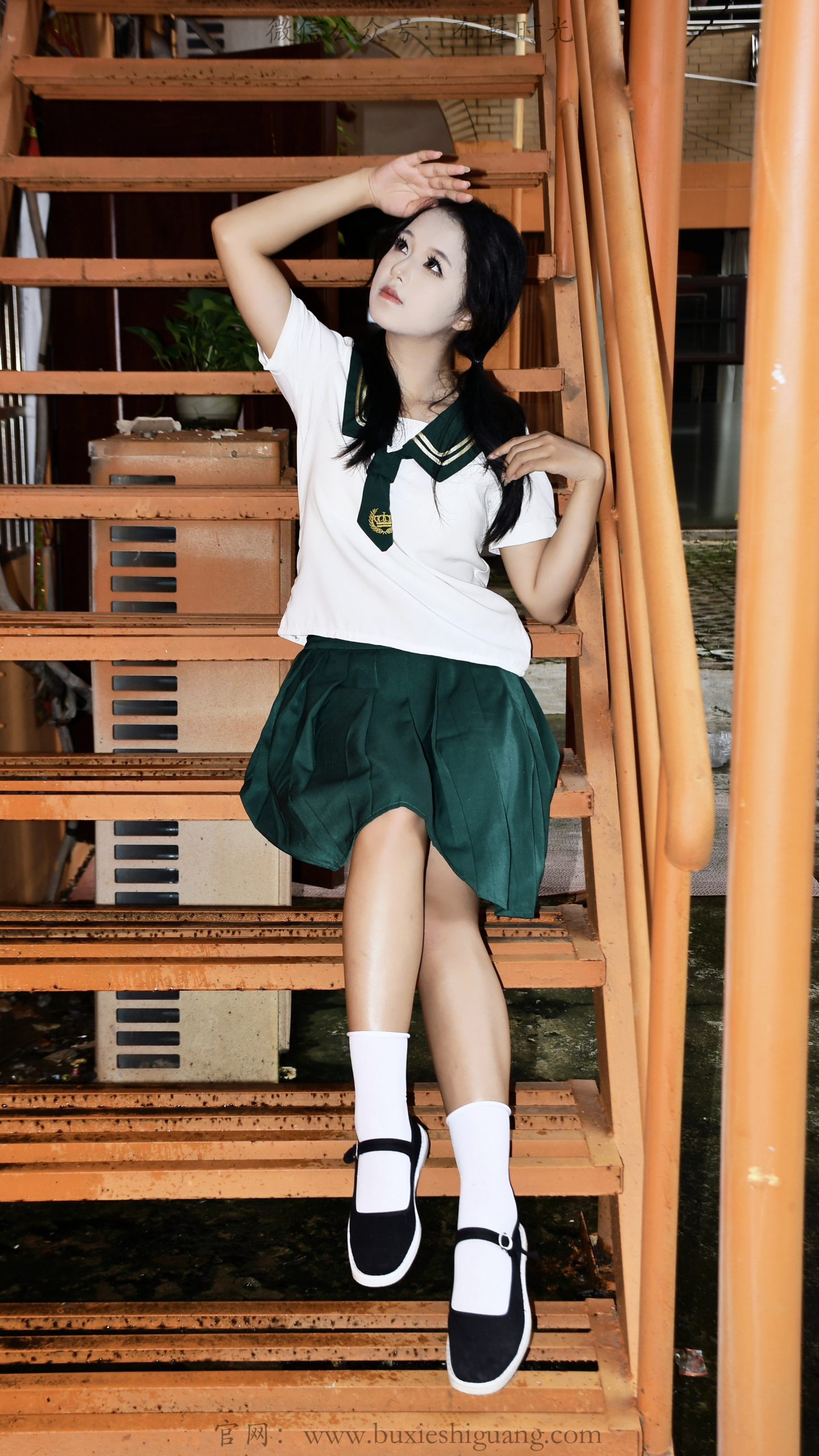 376/小鱼~【橙巷夏序】 暖橙老墙缠绕藤蔓，水手服写满夏日心事。