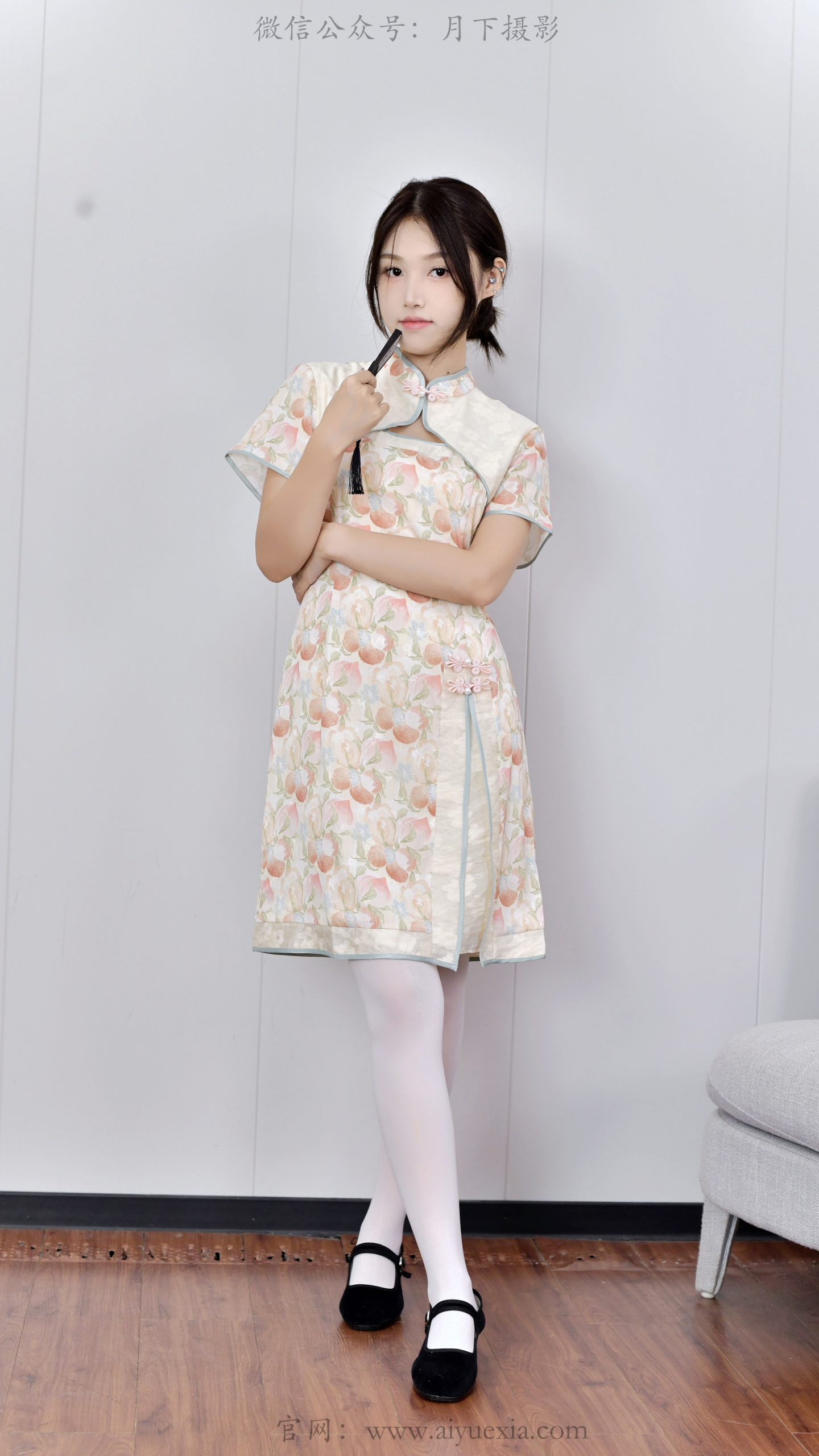 378/夏夏~【雅韵清姿】一室柔光映新裙，执扇静坐演绎东方温婉风韵。
