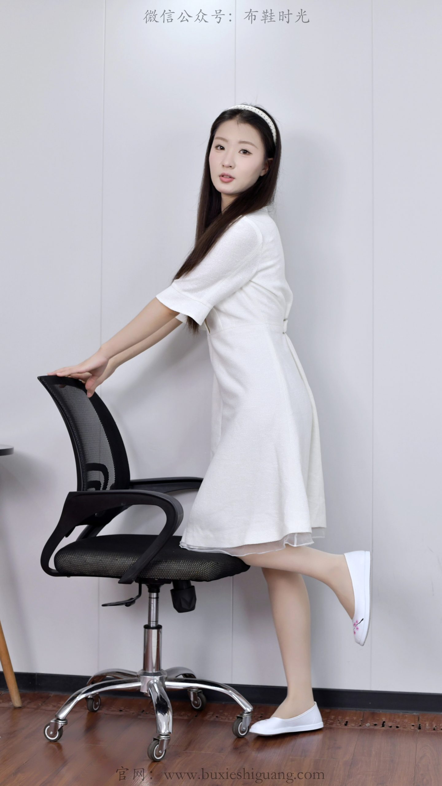 382/月月~【素衣温婉】室内简约摆拍，素裙布鞋演绎温婉东方氛围感。